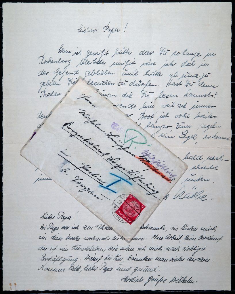 Auf dem Briefumschlag: Die KZ-Wärter streichen mit Rot den Namen Leuschners aus und ergänzen: "Schutzhäftling"
