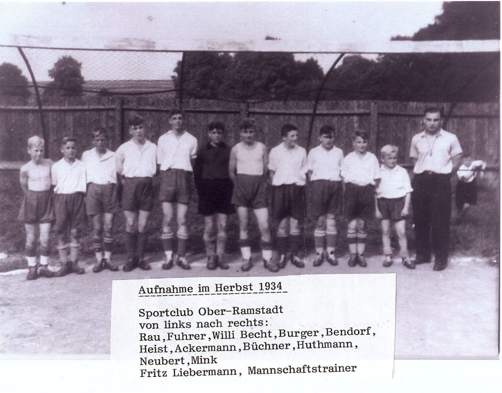 "Verbotener Fußball" Als gemeinsamer Sport schon durch die Nazis verboten war, spielten Julius und und Manfred Bendorf noch gemeinsam mit Freunden aus dem Arbeitersport in Ober-Ramstadt. (Ober-Ramstadt 1934, Datierung von Julius Bendorf)