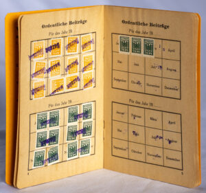 "Bezahlt" und "70 Pfennig": Märkchen kleben für den Vereinsbeitrag, drei Märkchen markieren das Ende des Reichsbanners im März 1933 durch Hitler.